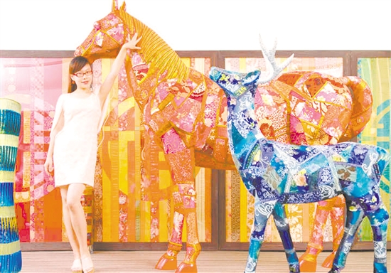 陳勵(lì)文用布料拼接制作的馬和鹿。