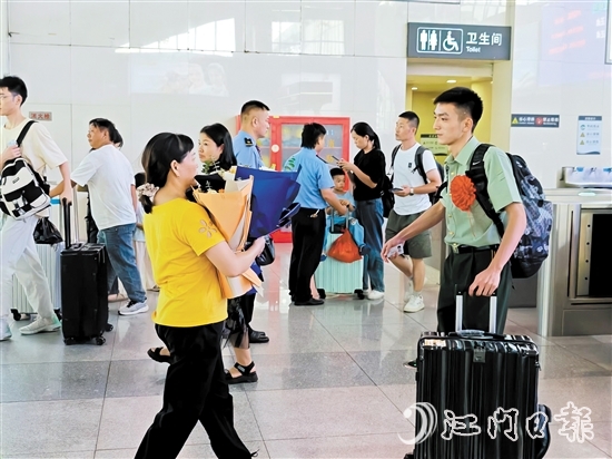 家屬為剛出站的退役軍人獻(xiàn)上花束。