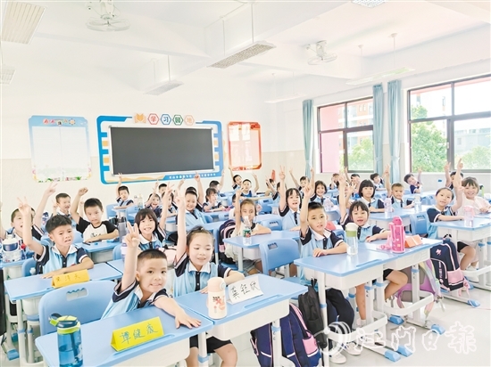 臺(tái)城二小林榮源校區(qū)迎來(lái)兩個(gè)班級(jí)的一年級(jí)新生。