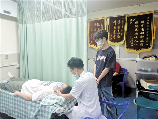 越來越多年輕人青睞中醫(yī)推拿。