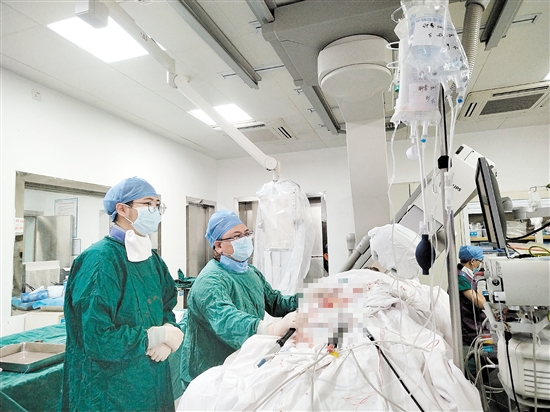 醫(yī)生為患者施行心外膜室速射頻消融術(shù)。