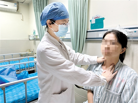 醫(yī)生幫患者檢查甲狀腺。