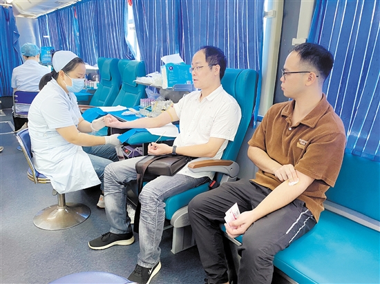 熱心市民積極捐獻(xiàn)熱血。