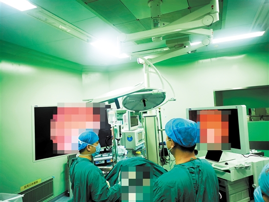醫(yī)生為患者進行手術(shù)治療。