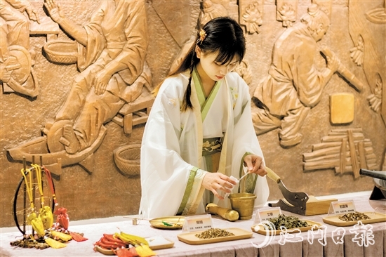 穿上古代服裝體驗中藥香囊制作。