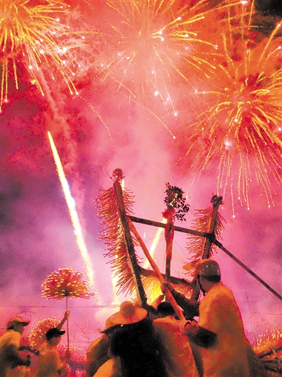 隔朗村火龍節(jié)現(xiàn)場，香火龍與煙花相襯，十分吸睛。