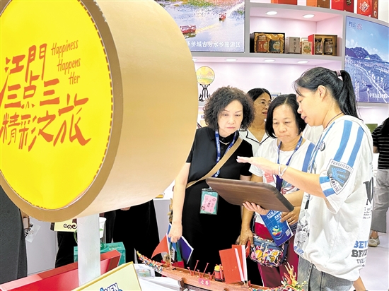 工作人員向觀眾介紹文創(chuàng)產(chǎn)品。