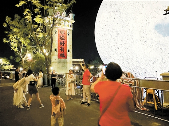 市民游客在赤坎華僑古鎮(zhèn)拍照留念。