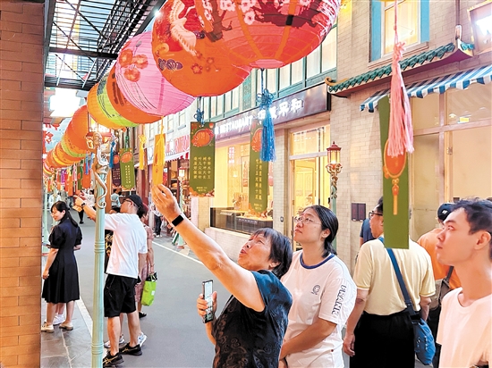 市民游客在中國僑都華僑華人博物館猜燈謎。