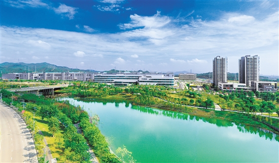 新會(huì)智造產(chǎn)業(yè)園鳳山湖園區(qū)納入江門市大型產(chǎn)業(yè)集聚區(qū)北組團(tuán)范圍，是中歐（江門）中小企業(yè)國際合作區(qū)的重要組成部分，同時(shí)納入省產(chǎn)業(yè)轉(zhuǎn)移工業(yè)園管理，已落戶項(xiàng)目7個(gè)（投試產(chǎn)項(xiàng)目4個(gè)），2023年實(shí)現(xiàn)規(guī)上工業(yè)產(chǎn)值約22.65億元。