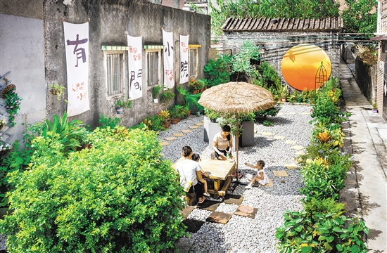 大澤鎮(zhèn)蓮塘村是廣東省“百千萬工程”典型村，該村把推進(jìn)“美麗庭院”建設(shè)作為婦女群眾參與實(shí)施“百千萬工程”的有效途徑，助力農(nóng)村人居環(huán)境改善和鄉(xiāng)風(fēng)文明提升。