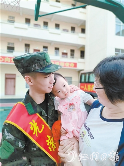 張城昊與依依不舍的妹妹。