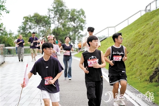 活動中，江海市民通過奔跑傳遞愛心。受訪者供圖