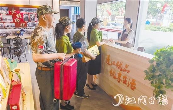 退役軍人們走進“蓬江優(yōu)品”青年廣場店選購商品。