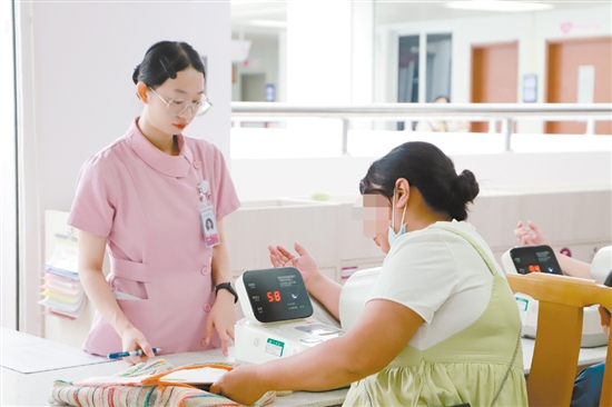 醫(yī)護人員對孕婦進行相關檢查。