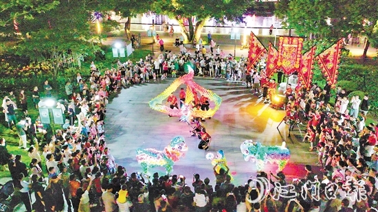 夜光龍在夜空中翻騰，金光閃閃，威武霸氣。付師華