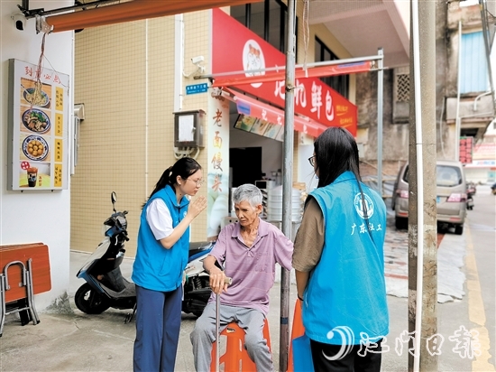 在江海，尊老敬老愛老蔚然成風。圖為志愿者為老人提供幫助。