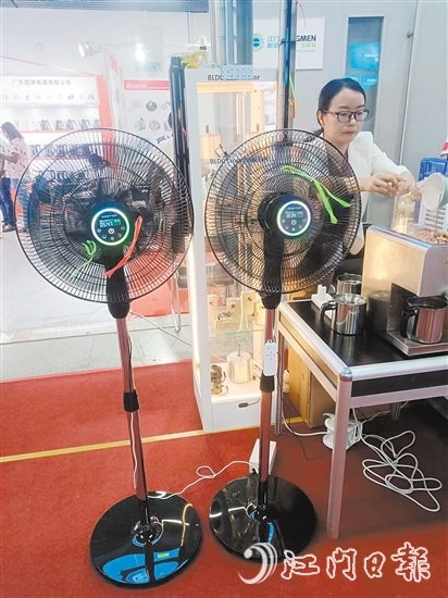 路思拓的“七彩LED燈光+香薰盒+自帶電池”16寸無軸電機風(fēng)扇。