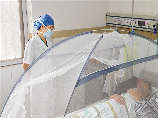 醫(yī)生在詢問登革熱患者情況。