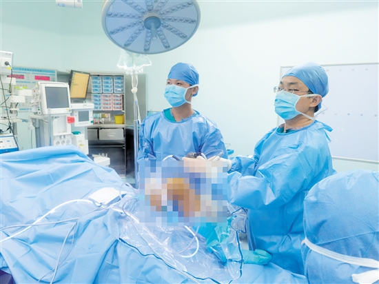 ?江門市五邑中醫(yī)院運動醫(yī)學科以“中醫(yī)+微創(chuàng)”為治療特色，應(yīng)用關(guān)節(jié)鏡微創(chuàng)治療運動損傷。