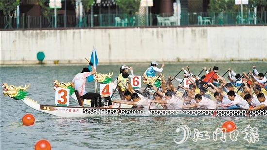 比賽中，禮樂禮聯(lián)龍舟隊劈波斬浪，勇往直前，展現(xiàn)出了團結拼搏、和諧進取的龍舟精神。受訪者供圖