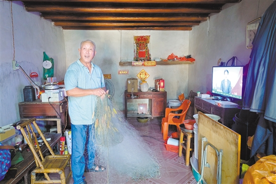 茫洲村實現(xiàn)24小時穩(wěn)定供電后，村民白天在家也能看電視了。