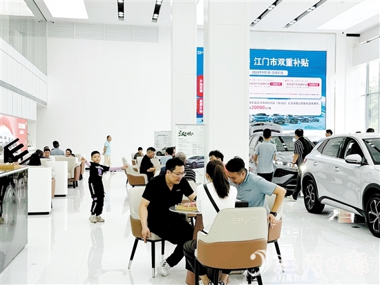在汽車銷售門店，前來看車購車的市民絡(luò)繹不絕。