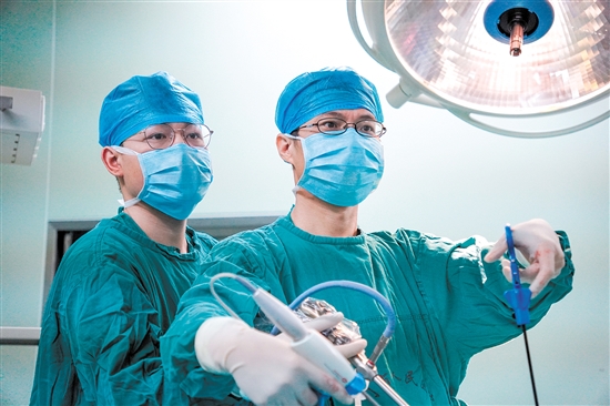 醫(yī)生為患者行腹腔鏡下腎上腺瘤切除術(shù)。