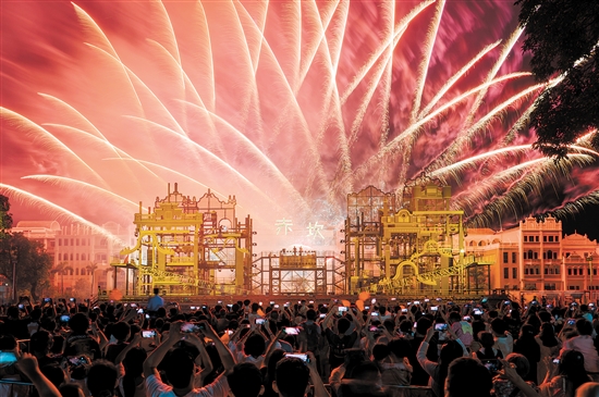 赤坎華僑古鎮(zhèn)推出“火秀”表演，吸引眾多游客。