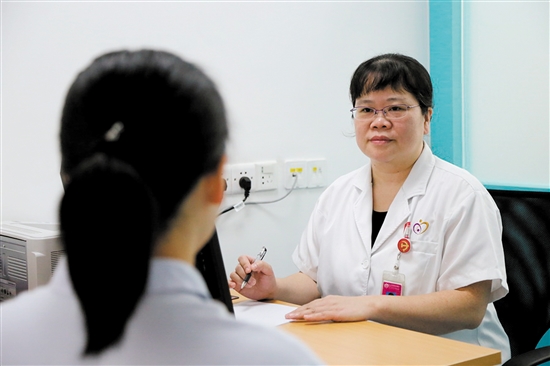 梁寶珠為不孕不育患者看診。