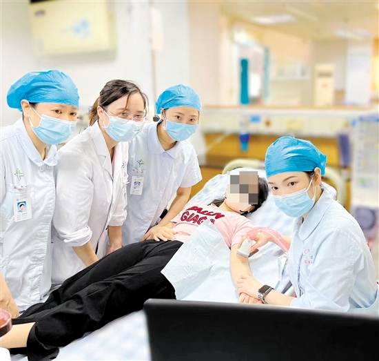 醫(yī)護(hù)人員在B超引導(dǎo)下制作內(nèi)瘺圖。