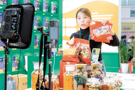 新寶堂的電商主播在直播帶貨。