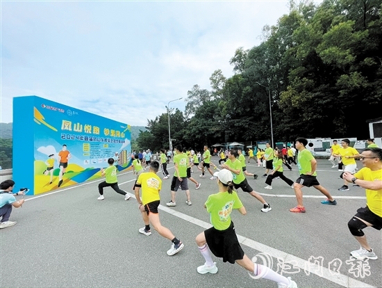 參賽者在工作人員的引導(dǎo)下進行賽前熱身。