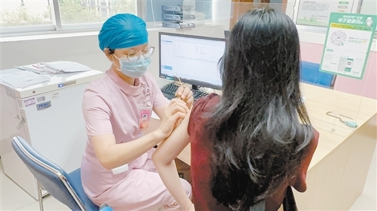 護(hù)士在給市民打HPV疫苗。