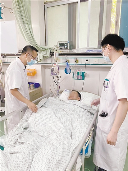 醫(yī)生在查看患者病情。