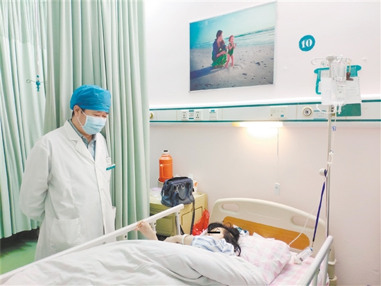 醫(yī)生詢問紅斑狼瘡患者身體情況。