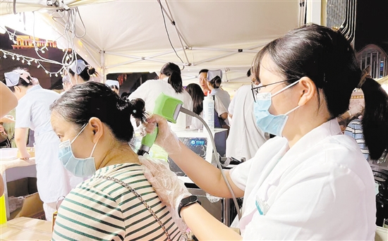 醫(yī)護(hù)人員變身“夜市攤主”，免費(fèi)為群眾提供中醫(yī)藥診療服務(wù)。