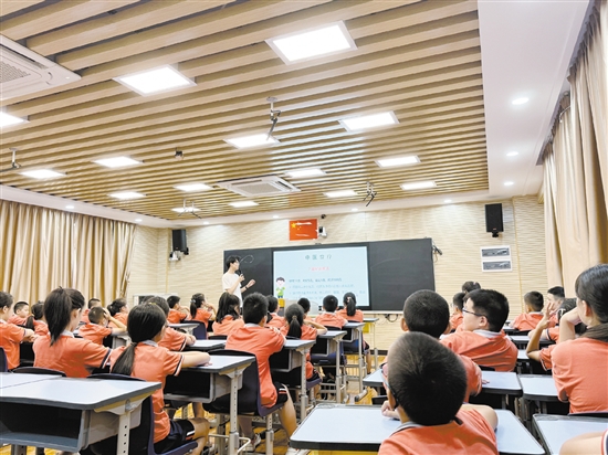 中醫(yī)藥專家走進(jìn)學(xué)校進(jìn)行中醫(yī)藥文化科普。