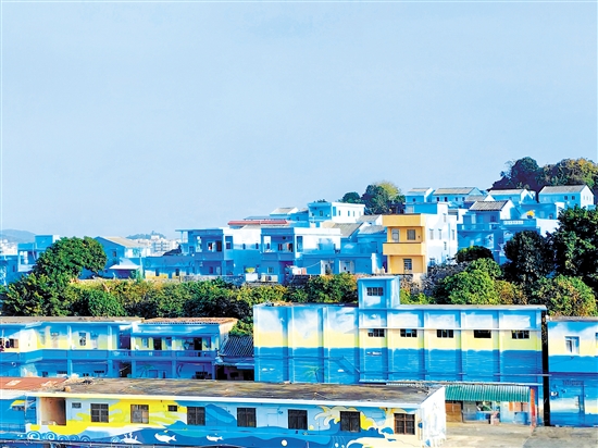 經(jīng)過改造后，鯤鵬村的舊房屋披上具有海洋元素的“外衣”（上圖），村容村貌明顯改善。