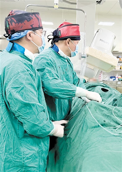 介入醫(yī)生穿著20公斤重的鉛衣為患者進(jìn)行手術(shù)。