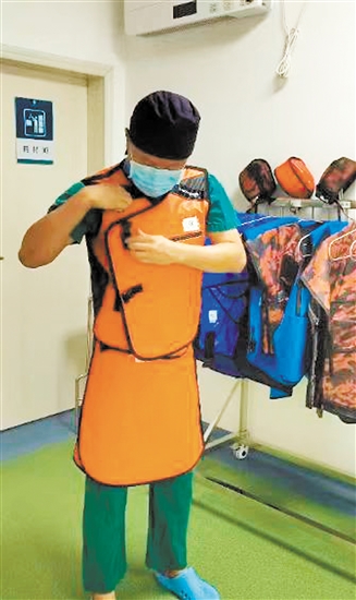 為了保護(hù)自己，每次進(jìn)行介入手術(shù)前，醫(yī)生必須“全副武裝”。