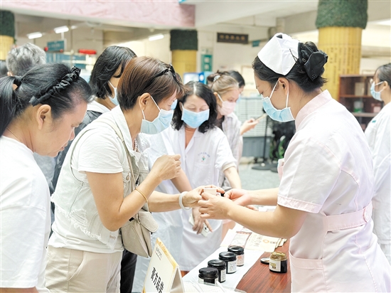 活動(dòng)現(xiàn)場，市民在品嘗膏方。