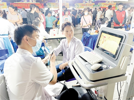 活動現(xiàn)場，市民在進行中醫(yī)人體經(jīng)絡(luò)檢測。