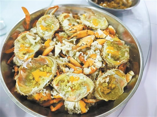 螃蟹中的嘌呤含量較高，所以要管好自己的嘴。