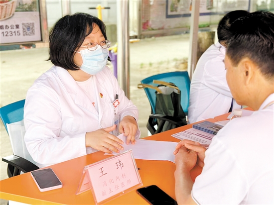 醫(yī)生為消化道患者看診。