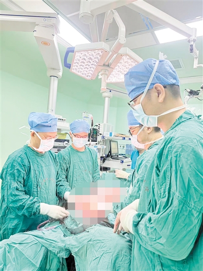 醫(yī)生團隊為百歲老人施行手術(shù)。