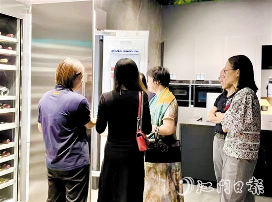 在“以舊換新”補貼的刺激帶動下，市民消費熱情高漲。