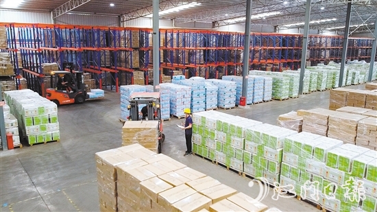 在維生聯(lián)塑的倉儲車間，運貨叉車往來穿梭，工作人員忙著盤點準備運往全國各地的產(chǎn)品。