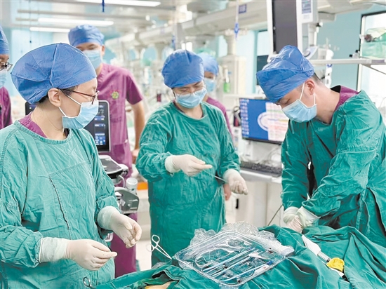 ICU團(tuán)隊(duì)為患者上ECMO（人工膜肺）。