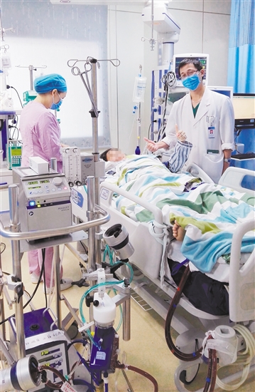 人工膜肺運(yùn)轉(zhuǎn)期間，患者逐漸清醒，并為醫(yī)護(hù)人員點(diǎn)贊。